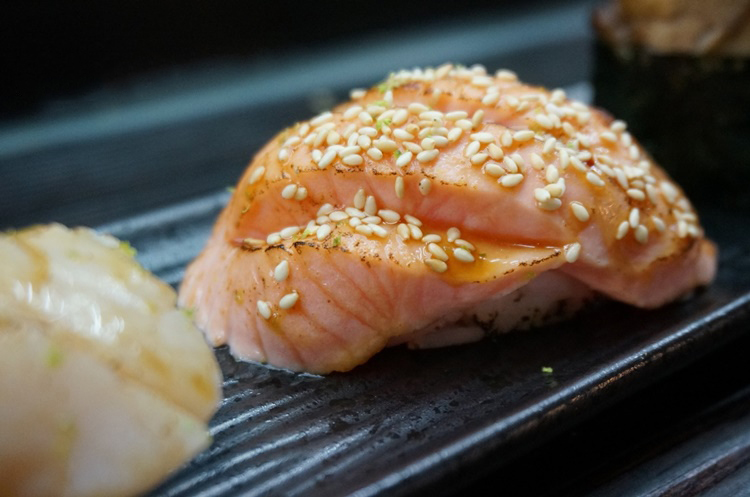 ☆【台中美食】丸億生魚片壽司。大快朵頤最愛的炙燒壽司