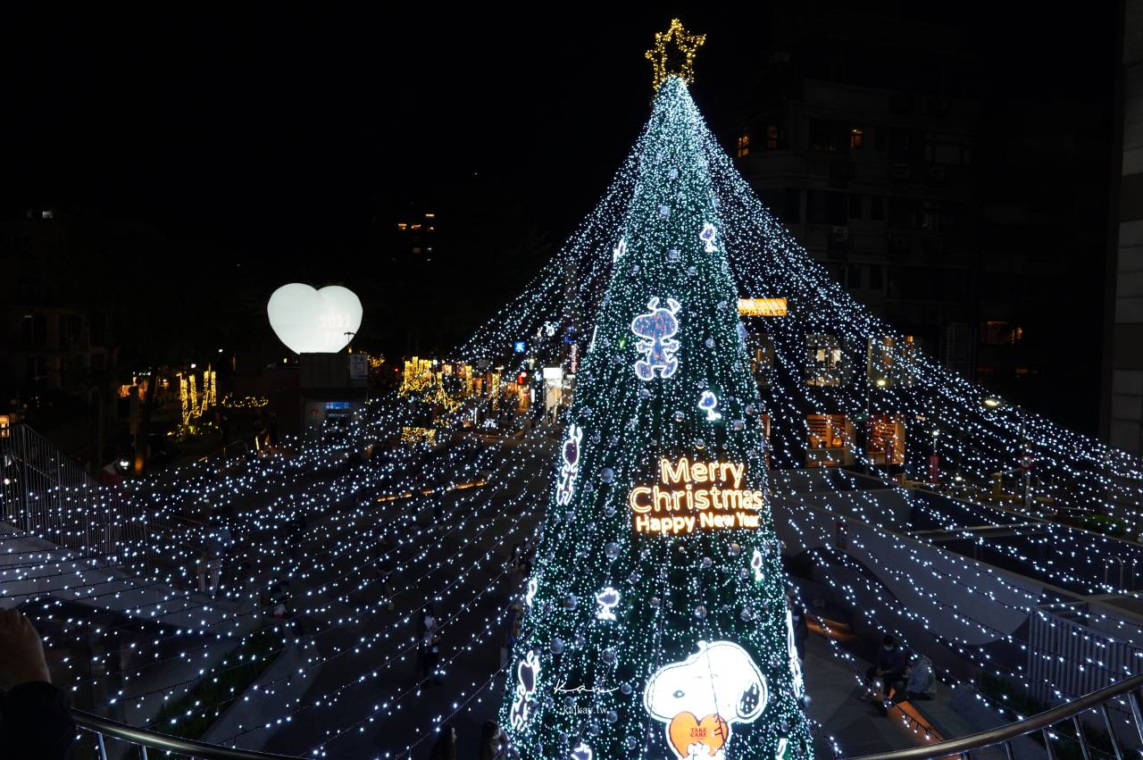 ☆【台北聖誕】巨大「史努比聖誕樹」、燈海隧道！心中山線性公園2021耶誕樹登場