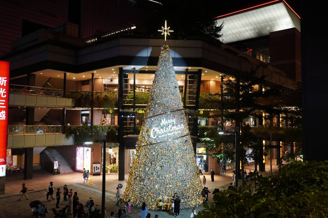☆【台北聖誕】台北下雪了！17米訂製夢幻灰「耶誕希望之樹」浪漫飄雪